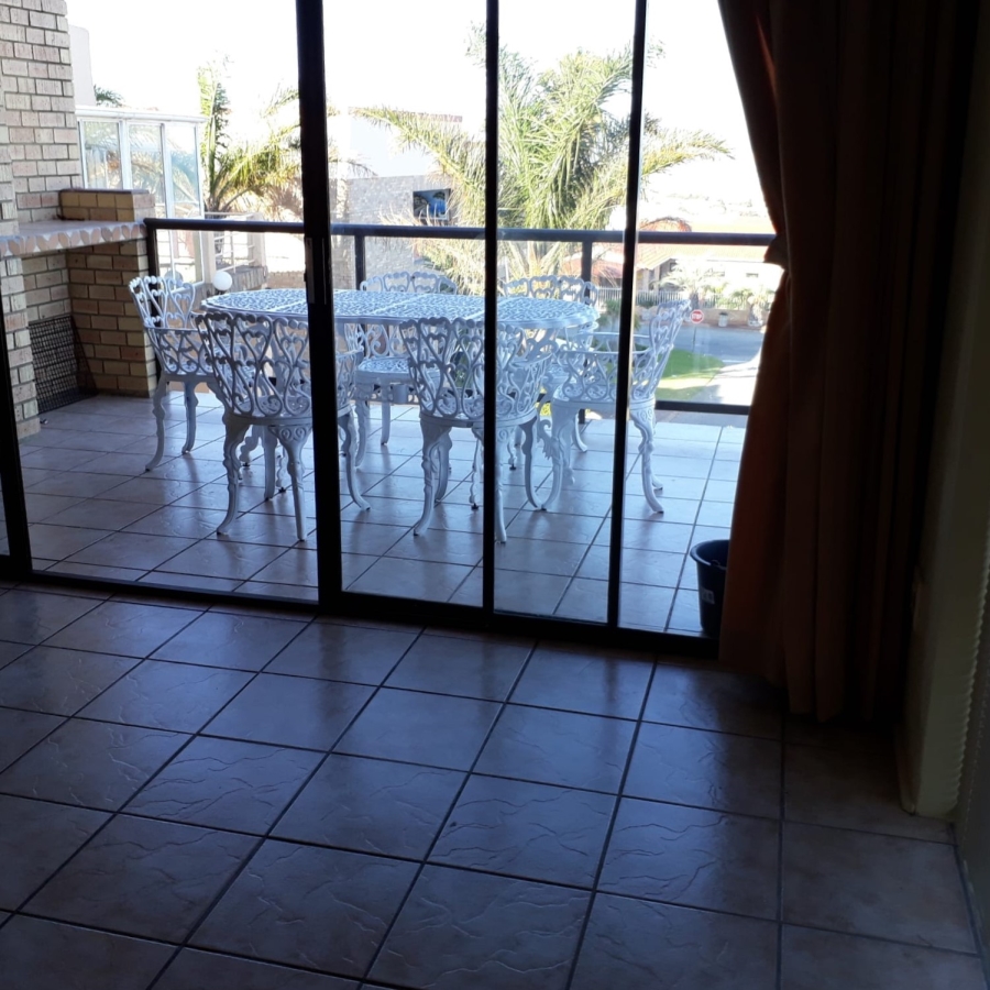 To Let 4 Bedroom Property for Rent in Wavecrest Eastern Cape